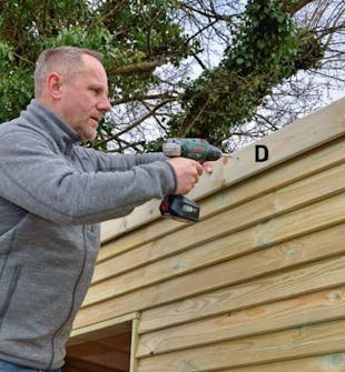 Otsalautojen ruuvaaminen pihavaraston katon rajaan Otsalautojen ruuvaaminen pihavaraston katon rajaan